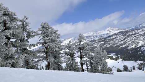 Zeitraffer-Von-Wolken,-Die-über-Berggipfel-Und-Schneebedeckte-Bäume-Rollen