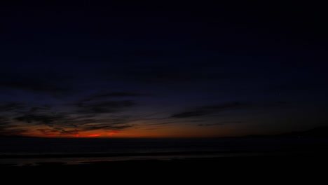 Zeitraffer-Eines-Farbenfrohen-Sonnenuntergangs-über-Dem-Ozean