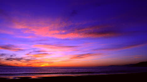 Zeitraffer-Eines-Farbenfrohen-Sonnenuntergangs-über-Dem-Ozean-1