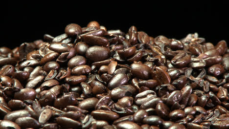 Rack-focus-of-roasted-coffee-beans-in-a-pile