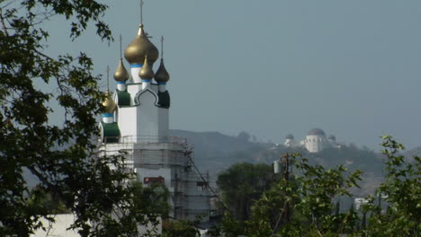 Goldene-Kuppeln-Schmücken-Das-Äußere-Eines-Russisch-orthodoxen-Kirchengebäudes