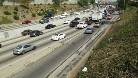 Verkehr-Bewegt-Sich-Langsam-Entlang-Einer-Stark-Befahrenen-Autobahn-In-Los-Angeles-4