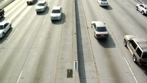 Verkehr-Bewegt-Sich-Langsam-Entlang-Einer-Stark-Befahrenen-Autobahn-In-Los-Angeles-20