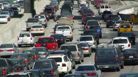 Verkehr-Bewegt-Sich-Langsam-Auf-Einer-Verstopften-Autobahn