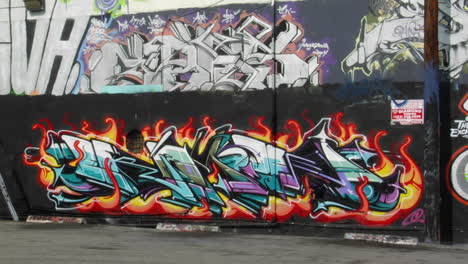 Graffiti-Schmückt-Die-Wand-Eines-Gebäudes