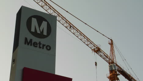 Una-Estación-De-Tren-De-Metro-Con-Grúa-En-Segundo-Plano.