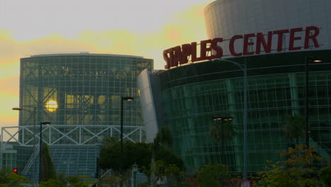 Die-Sonne-Scheint-Durch-Die-Glasfenster-Des-Staples-Center-Los-Angeles-3