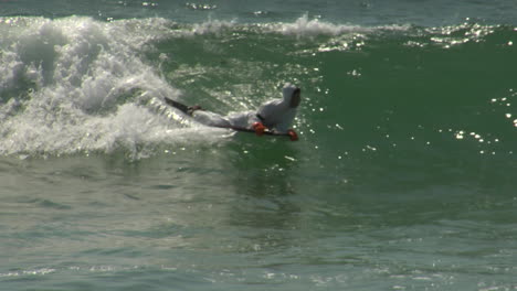 Ein-Bodyboard-Surfer-In-Einem-Hazmat-Anzug-Reitet-Auf-Einer-Welle
