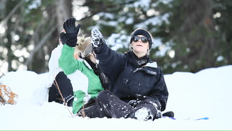 Mujeres-Jóvenes-En-La-Nieve-Saludan-A-Los-Esquiadores