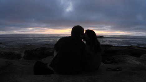 Ein-Paar-Kuss-Am-Strand-Kurz-Nach-Sonnenuntergang