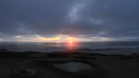 Wellen-Rollen-Kurz-Nach-Sonnenuntergang-Auf-Einen-Strand-2