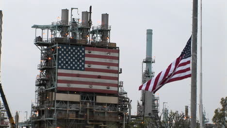 Amerikanische-Flaggen-Hängen-An-Einer-Industrieanlage