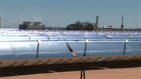 Sonnenkollektoren-Reflektieren-In-Der-Sonne-1