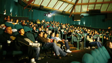 Ein-Publikum-Sieht-Sich-Einen-Film-In-Einem-Abgedunkelten-Kino-An