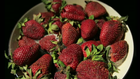 Erdbeeren-Zersetzen-Sich-In-Einer-Schüssel