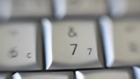 Die-Zahl-7-Steht-Auf-Einer-Computertastatur