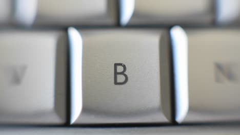 Der-Großbuchstabe-B-Auf-Einer-Tastatur-In-Den-Fokus-Gerückt