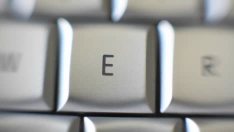 Der-Buchstabe-E-Auf-Einer-Tastatur-Kommt-In-Den-Fokus