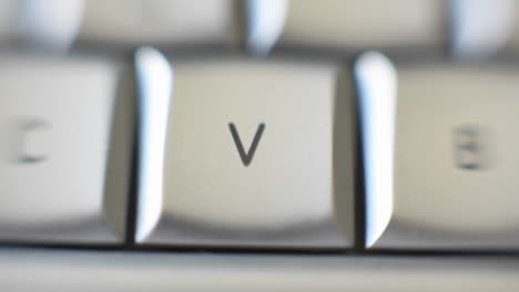 Der-Buchstabe-V-Ist-Auf-Einer-Computertastatur
