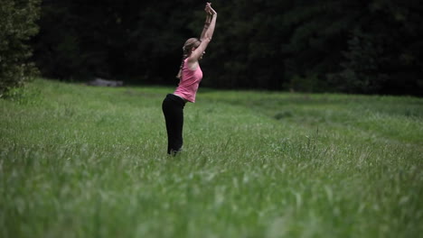Eine-Junge-Frau-Macht-Yoga-Übungen-Auf-Einer-Wiese