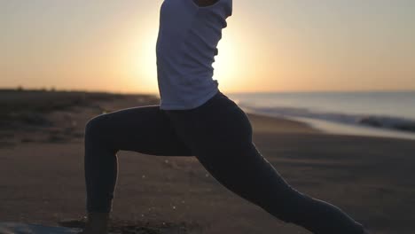 Mujer-joven-haciendo-yoga-47