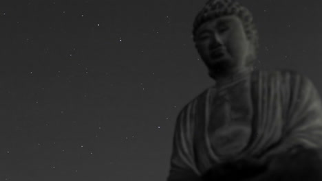 Ein-Sternenhimmel-Zieht-Im-Zeitraffer-über-Einen-Steinernen-Buddha