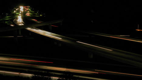Fahrzeuge-Fahren-Nachts-Auf-Einer-Autobahn-Im-Zeitraffer-2