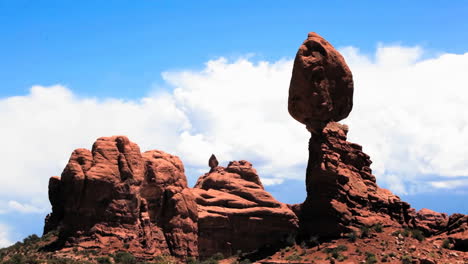Un-Monumento-De-Piedra-Arenisca-Roja-En-El-Lapso-De-Tiempo-Del-Parque-Nacional-Arches-Utah