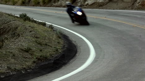 Motocicleta-En-Una-Carretera-De-Montaña-Sinuosa