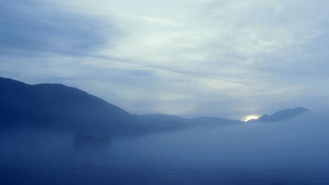 The-sun-shines-behind-a-foggy-montaña-pass