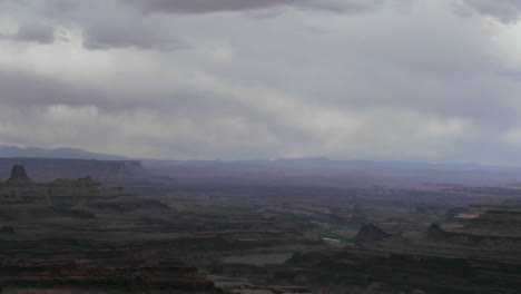 Wolken-Schweben-über-Einer-Zerklüfteten-Wüste