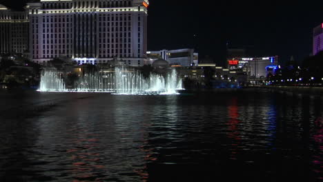 Una-Gran-Fuente-Animada-Al-Aire-Libre-Brilla-Por-La-Noche-En-Las-Vegas