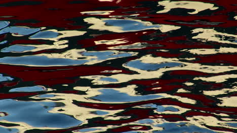 Rote-Und-Blaue-Muster-Bilden-Eine-Ungewöhnliche-Flüssigkeitsoberfläche