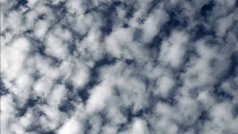 Weiße-Wolken-Ziehen-über-Einen-Blauen-Himmel