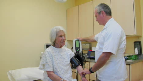 Ein-Arzt-Misst-Den-Blutdruck-Eines-älteren-Patienten