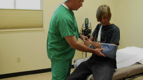 Ein-Arzt-Testet-Den-Verletzten-Arm-Eines-Teenagers