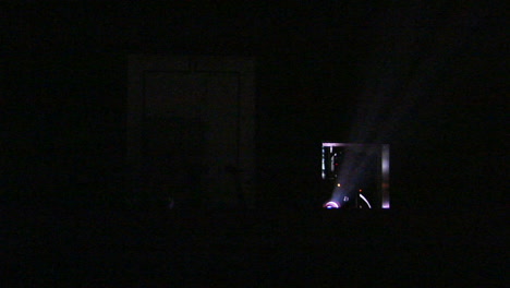 La-Luz-Brilla-Desde-Un-Proyector-En-Un-Teatro-Oscuro