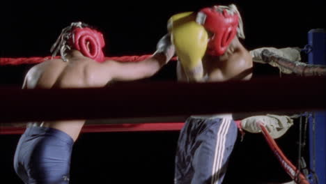 Dos-Boxeadores-Intercambian-Golpes-En-El-Ring