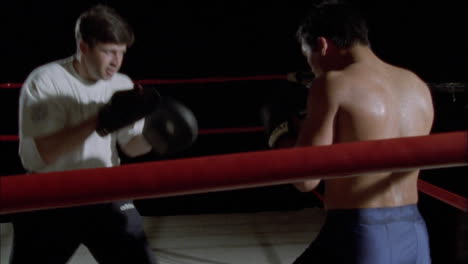 Zwei-Boxer-Kämpfen-In-Einem-Boxring-2
