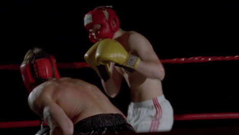 Dos-Boxeadores-Pelean-En-Un-Ring-De-Boxeo