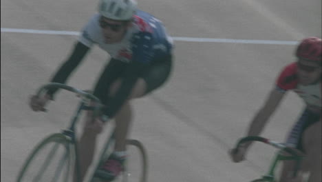 Cyclist-in-line-race-around-a-track