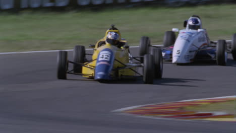 Carrera-De-Coches-De-Fórmula-En-Una-Pista-De-Circuito-1