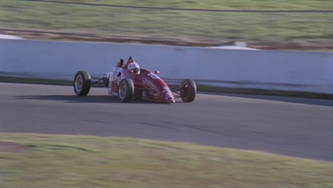 Un-Coche-De-Carreras-Circula-Por-Una-Pista-2