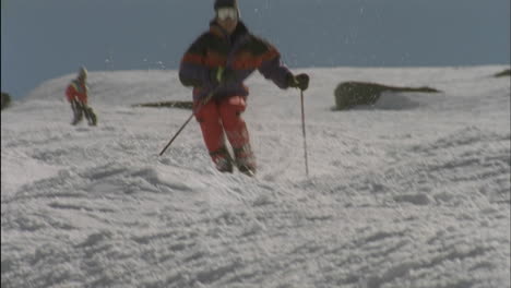 Alpine-skier-running-a-downhill-course