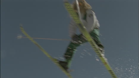 Ein-Skifahrer-Springt-Vom-Rand-Eines-Schneegrats