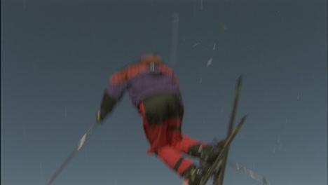 Ein-Skifahrer-Springt-Und-Fällt-In-Den-Schnee