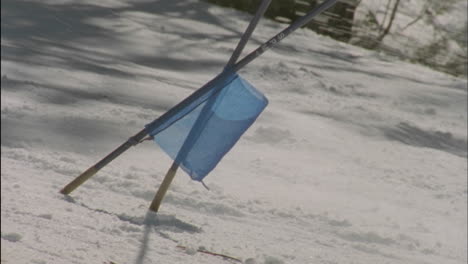Ein-Skifahrer-Rast-An-Einer-Gestürzten-Flagge-Vorbei