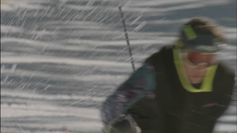Esquiador-Alpino-Corriendo-Un-Curso-De-Descenso-2