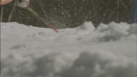 Esquiador-Alpino-Corriendo-Un-Curso-De-Descenso-3