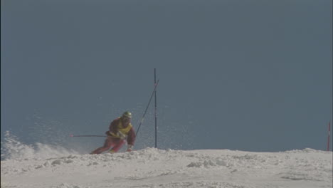 Un-Esquiador-Esquiar-Alrededor-De-Un-Poste